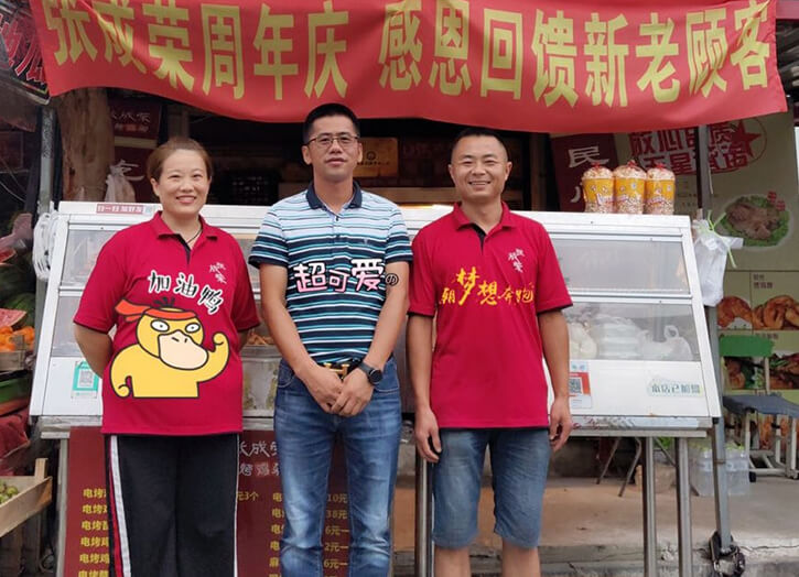 張成榮電烤雞架夫妻創(chuàng)業(yè)典范，煙臺(tái)祥和農(nóng)貿(mào)市場夫妻店生意火爆！